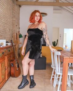 Vestido com coturno: 40 looks para se apaixonar por essa combinação! 📸 @anacristinanr | #vestido #costurno #moda #looks #dicas Grunge Alternative Fashion, Chubby Fashion, Curvy Model, Trendy Street Style, Fashion Victim, Clothespins, Curvy Outfits