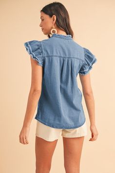 This ruffled top creates a fluttery and romantic look for modern ladiesThe raw hem showcases a frayed finish, creating a trendy and lived-in lookThe button front closure offers a classic and versatile elementThe denim fabric ensures that it maintains its shape and silhouetteFabric Contents: Weight About: 0.31 kgMaterial: 100%Cotton Top Vaquero, Flutter Sleeve Pattern, Kimono Sweater, Spring Capsule Wardrobe, All White Outfit, Ruffled Top, Fall Capsule Wardrobe, Frayed Denim, Novelty Clothing