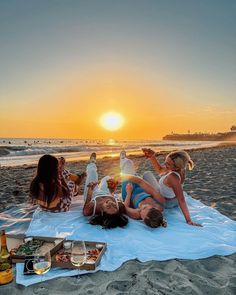 Sunset Beach Picnic Friends, Pizza And Wine On The Beach, Lighthouse Pictures With Friends, Beach Date With Friends, Pizza On The Beach Aesthetic, Brunch At The Beach, Beach Pizza Picnic, Best Friend Travel Pictures, Sunset Watching Aesthetic