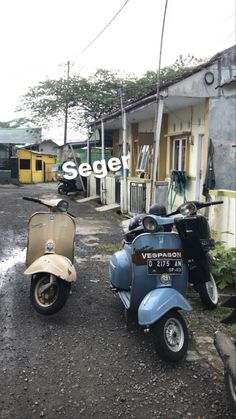 two scooters parked next to each other in front of a building with the word seder written on it