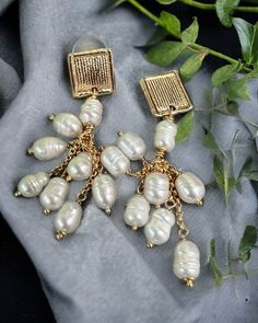 Zamak and gilded brass earrings with baroque pearls Handmade Gold Baroque Pearl Earrings, Metal Dangle Earrings With Pearl Pendant, Touch Of Gold, Brass Earrings, Baroque Pearls, Chandelier Earrings, Fashion Classy, Polymer Clay Earrings, Clay Earrings