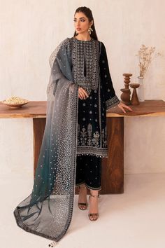 Fashion Forward Eid: The Most Beautiful and Trendsetting Dresses Velvet Dupatta, Kinza Hashmi, Eid Festival, Velvet Sleeve, Organza Sleeves, Velvet Collection, Silk Trousers, Suit Fabric