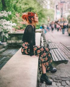 Skirt Combat Boots, Fishnet Top, Floral Midi Skirt, Top Floral, Mode Inspiration, Outfit Casual