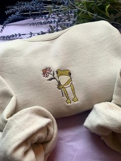 Embroidery Back Of Jacket, Embroidered Sweatshirt Aesthetic, Embroidery Designs With Machine, Best Friends Sweatshirts, Aesthetic Crewneck Sweatshirt, Spring Embroidery Designs, Hand Stitched Sweatshirt, Cute Embroidered Sweatshirt, Simple Sweatshirt Design