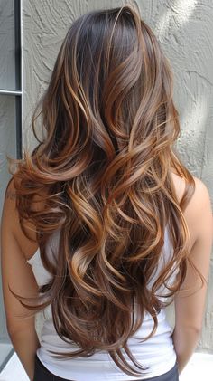 Indulge in a treat with whipped honey frosting in brown hair. Explore styles that mimic the creamy and luscious texture of whipped honey, ensuring your hair becomes a delectable and irresistible treat for the eyes. Golden Brown Hair With Dimension, Long Reddish Brown Hair With Highlights, Rambut Brunette, Honey Brown Hair, Highlights Brown Hair