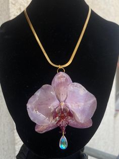 Purple Pink Yellow Orchid Necklace 💜💛 ✨ Lovingly handcrafted ✨ 100% real flower sealed in resin ✨ Each piece is unique ✨ Gold plated stainless steel snake necklace ✨ Glass stone, not plastic The offer is valid for 1 necklace. Matching purple pink yellow orchid earrings and various hair pins can also be found in the shop! 💓 The perfect accessory for a special occasion - whether as wedding jewelry, as a birthday present, for going out in the evening or even in everyday life - the eye-catcher th Orchid Necklace, Orchid Earrings, Yellow Orchid, Necklace Outfit, Violet Rose, Necklace Matching, Rose Violette, Bridesmaid Gifts Jewelry, Snake Necklace