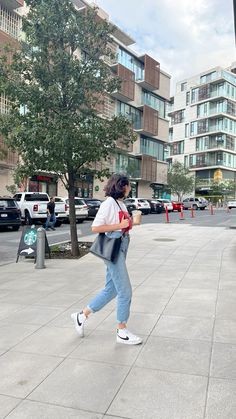 White t-shirt and mom jeans. Nike Blazer mid 77 vintage Nike Blazer With Jeans, Nike Blazer Mid 77 Outfits, Mid Blazer 77 Outfit, Styling Nike Blazer Mid 77, Nike Blazer Mid Outfit, Blazer Mid Outfit, Nike Blazer Mid 77 Outfit Woman, Nike Mid Blazer