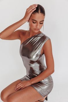 Glitter One-Shoulder Mini Dress Silver Short Temper, Asymmetric Bodysuit, Orange And Silver, Silver Mini Dress, Glitter Mini Dress, Metallic Mini Dresses, Shoulder Stretch, Dress One Shoulder, Foto Poses