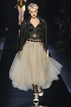 Tutu En Tulle, Fashion Design Inspiration, Agyness Deyn, Gonna In Tulle, Estilo Punk, Looks Street Style, Dior Couture, White Skirt, 가을 패션