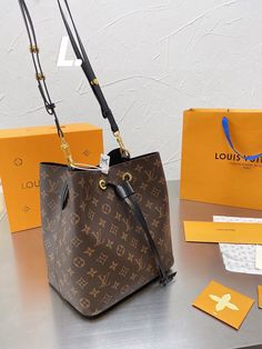 BRC Fashion Lu-Vi Bags - 14644 A+ Excellent Quality copies; Contact us if you've any questions in your mind. Trendy Tote, Crossbody Tote, Top Collection, New Instagram, Cute Bag, Crossbody Shoulder Bag, Fashion Games, Louis Vuitton Monogram, Louis Vuitton Bag