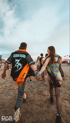 #rave #basscanyon #dasenergi #ravecouple #ravefashion #raveoutfits #ravehair Rave Couple Poses, Couples Rave Outfits, Rave Poses, Rave Pics, Rave Photos, Rave Pictures, Rave Couple, Arenal Sound, Concert Poses