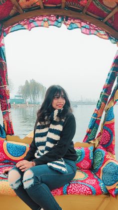 Dal Lake Photoshoot, Kashmir Ootd Winter, Mountain Dress Outfit Winter, Dal Lake Photography, Srinagar Outfit Ideas, Udaipur Trip Outfits Winter, Shikara Boat Kashmir Poses, Kashmir Winter Outfit, Kashmir Outfit Ideas In May