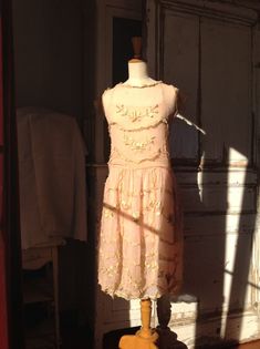 amazing salmon pink chiffon silk flapper dress, used as a wedding dress in 1915  and in 1925this dress has a side closure with snaps and hooks and eyes.the silk dress has a underdress underneath, made of tissue silkthis dress is full of gold silk lace ruffles and with pure silk flower work.this dress is in pretty  good condition, there is a bit staining on the shoulders , but there are no holes no tears, andno underarm discolorations . the silk flower work is beautiful! But the lace ruffles have Summer Wedding Flapper Dress, Summer Gatsby Style Flapper Dress For Wedding, Sleeveless Flapper Dress For Spring Wedding, Summer Wedding Gatsby Style Flapper Dress, 1920s Summer Evening Dresses, Summer Gatsby Dresses For Vintage Events, 1920s Style Summer Flapper Dress, 1920s Style Dresses For Vintage Summer Events, 1920s Style Summer Dresses For Vintage Events