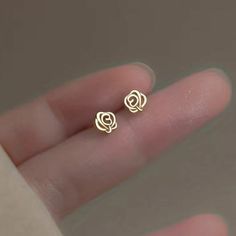 Small Earrings Gold, Pretty Jewelry Necklaces, Rose Stud Earrings, Mini Earrings, Jewelry Accessories Ideas, Fancy Jewellery, Gold Earrings Designs, Flower Stud, Small Earrings Studs