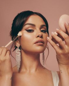 Maquillaje Selena Gomez, Makeup Artist Branding, Selena Selena, Selena Gomez Makeup, Headshot Poses, Selena G, Artist Branding, Photoshoot Makeup