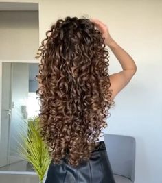 Highlights For Curly Hair Natural Curls, Long Layered Curly Hair, Healthy Curly Hair, Long Curly Haircuts, Curly Hair Care Routine, Highlights Curly Hair, Layered Curly Hair