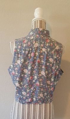 "Size large blouse. Laying the garment flat bust measures 40\" waist measures 38\". For a better visual, the mannequin's measurements are bust 34\" waist 25 ½\"." Cottagecore Cotton Blouse With Floral Print, Cottagecore Floral Cotton Blouse, Fitted Collared Bohemian Blouse, Bohemian Fitted Collared Tops, Fitted Collared Bohemian Top, Fitted Bohemian Collared Tops, Vintage Sleeveless Daywear Blouse, Spring Vintage Pattern Fitted Blouse, Vintage Sleeveless Blouse For Daywear