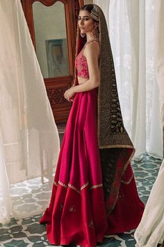 Maroon Lehenga Choli, Maroon Lehenga, Black Dupatta, Zara Shahjahan, Pakistani Designer Suits, Raw Silk Fabric, Blouse Neck, Pakistani Bridal Dresses