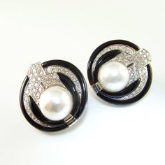 An opulent pair of retro circa 1980 fine pearl, white diamond and enamel earrings in luxurious solid 18K yellow gold. These beautiful earrings dating to the 1980s have clear references in their bold design to the roaring 1920s. True to 1980s glamour they are big and bold. Like so much absolutely high end jewelry they honestly look so luxurious it's initially a little hard to comprehend that these are out of this world precious jewels and not costume jewelry. The fine white diamonds catch the lig Pearl Diamond Earrings, Statement Earrings Wedding, Pearl Statement Earrings, Retro Earrings, White Pearl Earring, Mabe Pearl, Modernist Jewelry, Earrings Big, Retro Earring