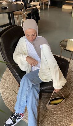 Hijabi Back To School Outfits, Winter Hijabi Fits, Hijabi Casual, Aesthetic Hijabi Outfits, Hijab Instagram, Aesthetic Hijab, Outfit Modest