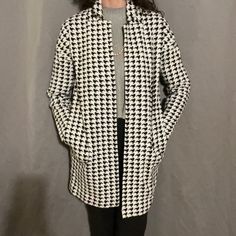 Warm Stretchy And Suuuuper Soft Tahari Sweater Coat , Perfect Warm Semi-Formal Coat For Everyday Wear ! Viscose Poly Blend Basically Never Worn White Office Outerwear With Pockets, Casual White Houndstooth Outerwear, Chic Houndstooth Workwear Outerwear, Chic Houndstooth Outerwear For Office Wear, Chic Houndstooth Outerwear For Work, Trendy Houndstooth Outerwear For Business Casual, Casual Houndstooth Outerwear For Business, Trendy White Houndstooth Outerwear, White Business Casual Outerwear For Fall