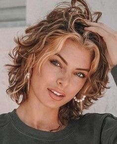 Wavy Shoulder Length Hair With Bangs, Unstyled Short Hair, Natural Curly Hair Cuts, Haircuts For Medium Length Hair, Layered Haircuts For Medium Hair, Curly Hair Photos, Messy Short Hair, Haircuts For Curly Hair, Short Wavy Hair