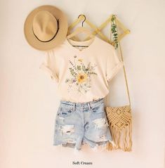 £24,78 Spring Hats For Women, Boho Graphic Tees, Casual Church Outfits Summer, Boho Summer Outfits, Fitted Shirt, Comfy Shirts, Boho Shirts, Graphic Tee Shirt, Moda Vintage