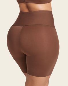 ¡Este short de compresión es el complemento perfecto de tus looks ya que estiliza tu figura, disimula la celulitis y evita el roce entre las piernas! Úsalo con la ropa que quieras: pantalones ajustados, vestidos o faldas, y lo mejor es que es invisible en los muslos ya que no cuenta con elásticos ni costuras en las piernas. Al ser de tiro alto y estar elaborado con dos capas de tela, genera una compresión fuerte en tu abdomen y cintura, moldeando tus curvas para que no tengas que preocuparte por Slip Shorts, Layered Fabric, Leg Bands, Legging Sport, Compression Fabric, Everyday Bra, Compression Leggings, Swim Fashion, Active Wear Leggings