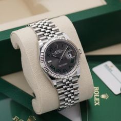 Lanzado en 1945, el Datejust es la colección más antigua de Rolex y se creó para conmemorar el 40.º aniversario de la empresa. A diferencia de otros relojes Rolex, el Datejust no fue diseñado para una actividad o entorno específico y simplemente existe como un reloj inteligente y confiable. Pionero en su época, el Datejust fue el primer reloj automático en presentar una ventana de visualización de fecha y también el primer reloj Rolex en usar el diseño de pulsera Jubilee. Combinado con el estuch Oyster Perpetual Datejust, Luxury Watch Brands, Rolex Oyster Perpetual, Rolex Oyster, Oyster Perpetual, 40th Anniversary, Martin Luther King, Rolex Datejust, Luxury Watch