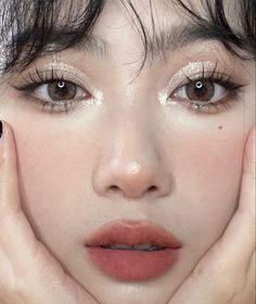 Asian Double Eyelid Makeup, Dainty Makeup Looks, Douyin Makeup White Woman, Warm Korean Makeup, Neutral Douyin Makeup, Makeup For Cool Toned Skin, Cool Tone Douyin Makeup, Douyin Cut Crease, Puppy Eyeliner Makeup