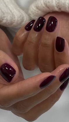 Classy Nails Maroon, Classy Looking Nails, Dark Sns Nails, Holiday Nails Solid Color, Short Wine Nails, Solid Winter Nails, Red Wine Color Nails, Elegant Winter Nails Classy Simple, Wine Gel Nails