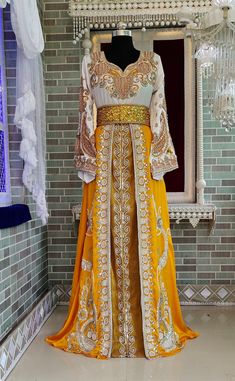 Embroidery Hijab, Kaftan Moroccan Caftan, Caftan Dresses, Moroccan Fashion, Moroccan Dress, Wedding Gold, Moroccan Caftan, Hooded Dress, Caftan Dress