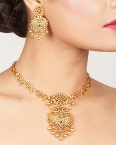 Indian Necklace Designs, Best Necklace, Neck Necklace, Short Necklaces, Gold Bridal Necklace, Gold Items, Family Jewelry, Choker Necklace Designs, Necklace Set Indian