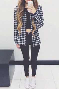 Pair a crop top with high-waist jeans, and layer an open plaid shirt over it Grunge Winter Outfits, 2016 Outfits, Look Grunge, Wear Crop Top, Tumblr Outfits, Tumblr Fashion, 가을 패션, Outfit Goals