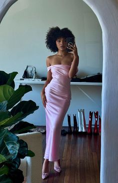 Soft Pink Maxi Dress, Heels For Pink Dress, Spring Pink Satin Dress, Birthday Pink Dress, Pink And Gold Outfit, Pink Dress Formal, Off Shoulder Formal Dress, Tiny Dresses, Premiere Dress