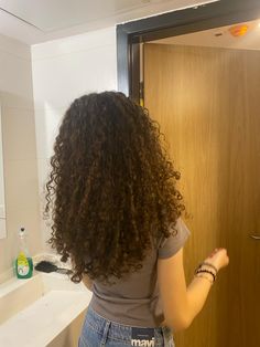 3b hair Thick 3b Hair, Braids 3b Hair, 3 B Hair, Long Curly Hair 3b, Really Long Curly Hair, Aesthetic Curls, Curly Hair 3b, Vison Bored