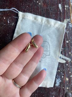 These tiny little 3D peanut charms are absolutely adorable. 18k yellow gold filled brass, 100% lead and nickel free. measures 4x14mm with jump ring *Charms are made with sterling, filled, and base metals, glass, resin, clay (ceramic), as well as other materials and can wear over time. To keep your charms as brilliant as possible for as long as possible, avoid getting charms wet and wearing them to bed.  Please be gentle with charms and clasps and handle your pieces with care.  Not all of our pie Charm Display, Peanuts Charm, Food Charms, Tiny Rings, Tiny Charm, Resin Clay, Mini Charm, Locket Charms, Clay Ceramics