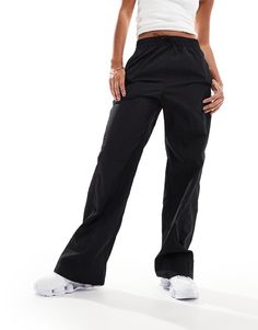 Leggings by Nike For days when denim won't do High rise Toggle waist Side pockets Logo embroidery Relaxed fit Rodeo Chic, Nike Windrunner, Holiday Party Attire, Cocktail Dress Formal, Winter Party Dress, Spring Floral Dress, Black Shop, Black Long Sleeve Dress, Jumpsuit Shorts Rompers