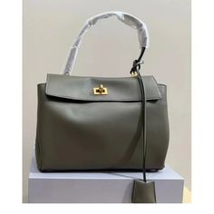 SPECIFICATIONSBrand Name: NoEnName_NullHign-concerned Chemical: NoneHandbags Type: Shoulder BagsTypes of bags: Top-Handle BagsMain Material: GENUINE LEATHERLining Material: POLYESTERShape: Horizontal square shapePlace Of Origin: GUANG DONG ProvincePlace Of Origin: GUANG DONG ProvinceOrigin: Mainland ChinaCN: GuangdongHardness: SOFTPattern Type: SolidInterior: Interior Slot PocketDecoration: AppliquesExterior: Solid BagOccasion: VersatileClosure Type: haspGender: WOMENStyle: fashionNumber of Hand Laura Geller, Trend Style, Y2k Black, Mobile Phone Bag, Sewing Thread, Handbags For Women, Issey Miyake, Phone Bag, Daniel Wellington