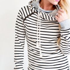 I LOVE this. I love the offset hoodie pulls, love the small stripes, looks comfy but not frumpy. Double Hooded Sweatshirt, Striped Sweatshirt, Quoi Porter, Creation Couture, Style Inspiration Summer, Look At You, Winter Style