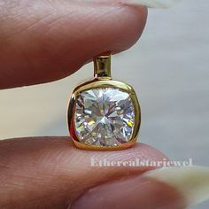 1.5 CT Diamond Pendant, Cushion Cut Moissanite Bezel Set Solitaire Pendant, Solid Gold Pendant, Gift for Women Charm Pendant, Unique Pendant ❥Use Occasion // Engagement, Wedding, Anniversary, Birthday, Gift ❥𝐌𝐚𝐢𝐧 𝐒𝐭𝐨𝐧𝐞 𝐃𝐞𝐭𝐚𝐢𝐥𝐬:- ↣ Main Stone Material : (𝐌𝐨𝐢𝐬𝐬𝐚𝐧𝐢𝐭𝐞)       ↣ Stone Shape: 𝐂𝐮𝐬𝐡𝐢𝐨𝐧 𝐂𝐮𝐭 ↣ Main Stone Carat Weight : 𝟏.𝟓𝟎 𝐂𝐭 (𝐀𝐩𝐩𝐫𝐨𝐱.)   ↣ Main Stone Measurement : 𝟕 𝐦𝐦  ↣ Main Stone Color : 𝐖𝐡𝐢𝐭𝐞  ↣ All Stone Color: ↣ All Stone Clarit Gold Moissanite Jewelry With Round Stone, Gold Solitaire Moissanite Necklace, Gold Moissanite Solitaire Necklace For Anniversary, Gold Solitaire Moissanite Necklace With Prong Setting, Gold Solitaire Necklace With Moissanite In Prong Setting, Gold Moissanite Jewelry With Cushion Cut, Gold Cushion Cut Moissanite Jewelry, Round Pendant Jewelry With Bail For Anniversary, Diamond White Jewelry With Bail