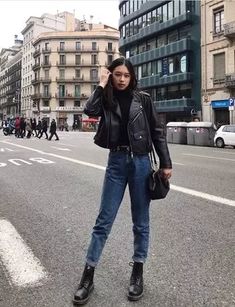 Classy Trendy Outfits, Trendy Outfits Inspiration, Mama Jeans, Winter Mode Outfits, Mom Jeans Outfit, Leather Jacket Outfits, Neue Outfits, Mode Casual, Looks Black