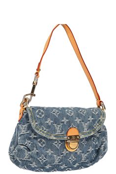 We Love: Für unsere Noughties Lovers - Die Mini Pleaty Bag in Mid-Wash Denim mit dem ikonischen Louis Vuitton Monogram versehen. Vachetta Leder Finish Made In: Spain Jahr: 2007 Masse: B 25 x H 16 x T 5 cm Trageriemen: 45 cm Material: Denim, Vachetta Leder, Metall Farbe: Denim, Cognac Farbe Hardware: Gold Innenfächer: 1 Innenfach, 1 inneres Seitenfach Aussen: Feinste Kratzer an den Ecken. Leichte Druckstellen am Leder Innen: Weiches Suede Innenfutter. Keine Gebrauchsspuren erkennbar Zubehör: Louis Vuitton Dustbag Zustand: Sehr Gut Louis Vuitton Big Bag, Louis Vuitton Fanny Pack, Louis Vuitton Alma Bag, Louis Vuitton Mini, Louis Vuitton Capucines, Denim Bags