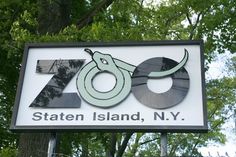 a sign for the zoo in state island, n y