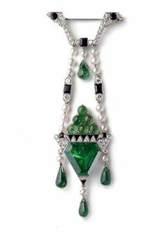 This Cartier brooch dating from 1913 was inspired by the Ballets Russes and is set with round old-cut diamonds, a bevelled 11.90ct emerald, ... Cartier Art Deco, Emerald Brooch, Ballets Russes, Bijoux Art Deco, Bracelet Cartier, Art Deco Brooch, Cartier Jewelry, Deco Jewelry, American Diamond