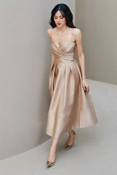 Champagne Satin Dress, Elegant Midi Skirt, Birthday Dress Women, Chique Outfits, Party Kleidung, Satin Midi Dress, Looks Chic, Classy Dress