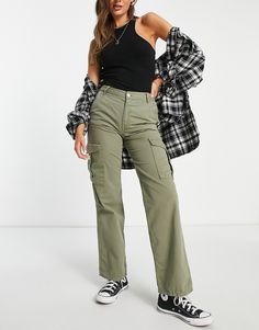 Pants by Pull&Bear Treat your lower half High rise Belt loops Functional pockets Straight fit Khaki Cargo Pants Outfit, Outfit Pantalon, Trousers Women Outfit, Straight Leg Cargo Pants, Cargo Pants Outfits, Khaki Cargo Pants, Cargo Pants Outfit, Pants Outfit Casual, Green Trousers