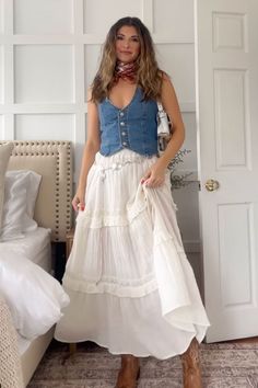 22 Effortlessly Chic White Maxi Skirt Outfits Ideas - London Kensington Guide Festival Maxi Skirt Outfit, Long White Skirt Festival Outfit, White Peasant Skirt Outfit, Ruffle Skirt Outfit, Dress Code Outfits, Festival Fits