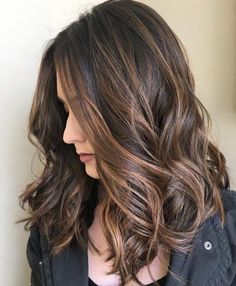 Mechas loiras: 60 musas do Instagram que acertaram no estilo Caramel Brown Hair Color, Caramel Brown Hair, Rambut Brunette, Chocolate Brown Hair, Hair Color Light Brown, Ombre Hair Color