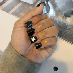 Black Nails With White Stars, Black Nails With Stars, Star Nails, Bling Nails, Pretty Acrylic Nails, Black Nails